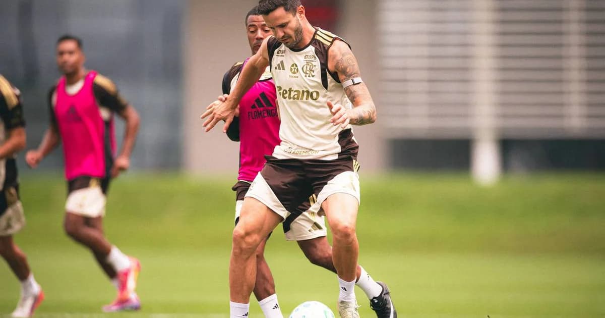 Estádio com torcida rubro-negra, técnico ajustando o meio-campo e três silhuetas transparentes representando desfalques.