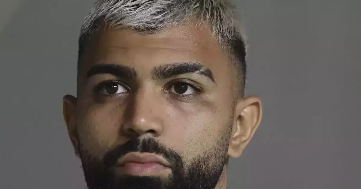 Atacante em silhueta no centro de estádio dividido por arquibancadas vermelhas e brancas, simbolizando decisão de volta ao clube, futebol, decisão
