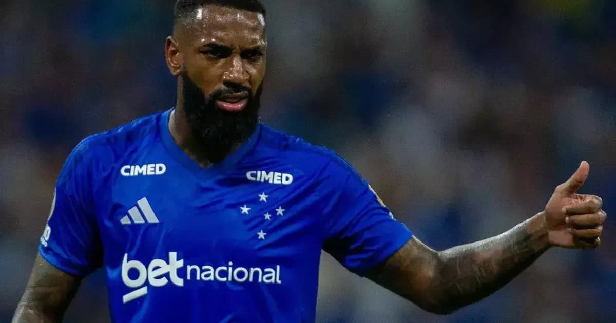 Meia ídolo visto de costas cumprimenta a torcida num estádio; pai/empresário observa na lateral; clima tenso por processo contra a diretoria.