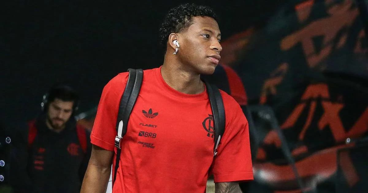 Atacante reafirma compromisso no centro do gramado, torcida rubro-negra ao fundo, cenário de apoio e respeito.