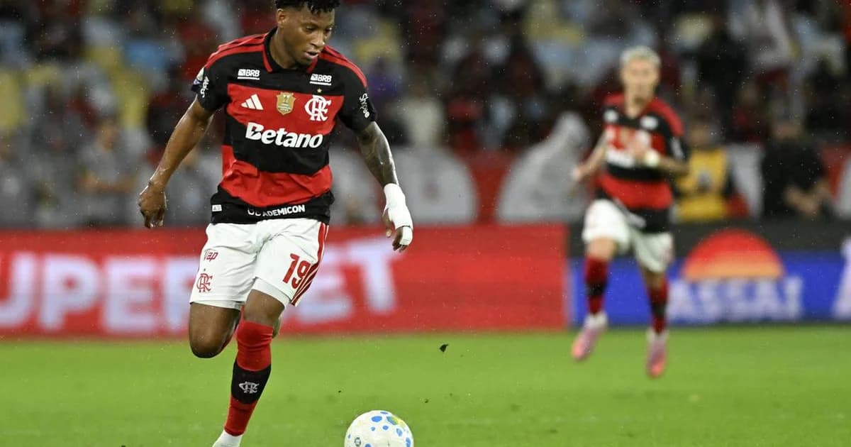 Jogador de futebol desconvocado por lesão na coxa; cena dividida entre campo com substituição e atendimento médico no Rio.