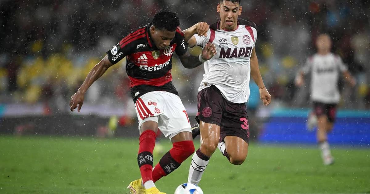 Silhueta de atacante em estádio, contrato com €10M em destaque, cores vermelho/preto e azul/branco, clima de negociação.