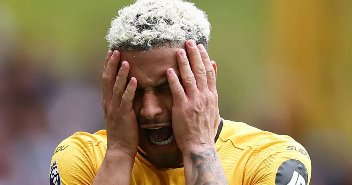 Meio-campista brasileiro em ação no estádio, com sobreposição de celular mostrando lista de leituras, comentários e ícones do mercado europeu.