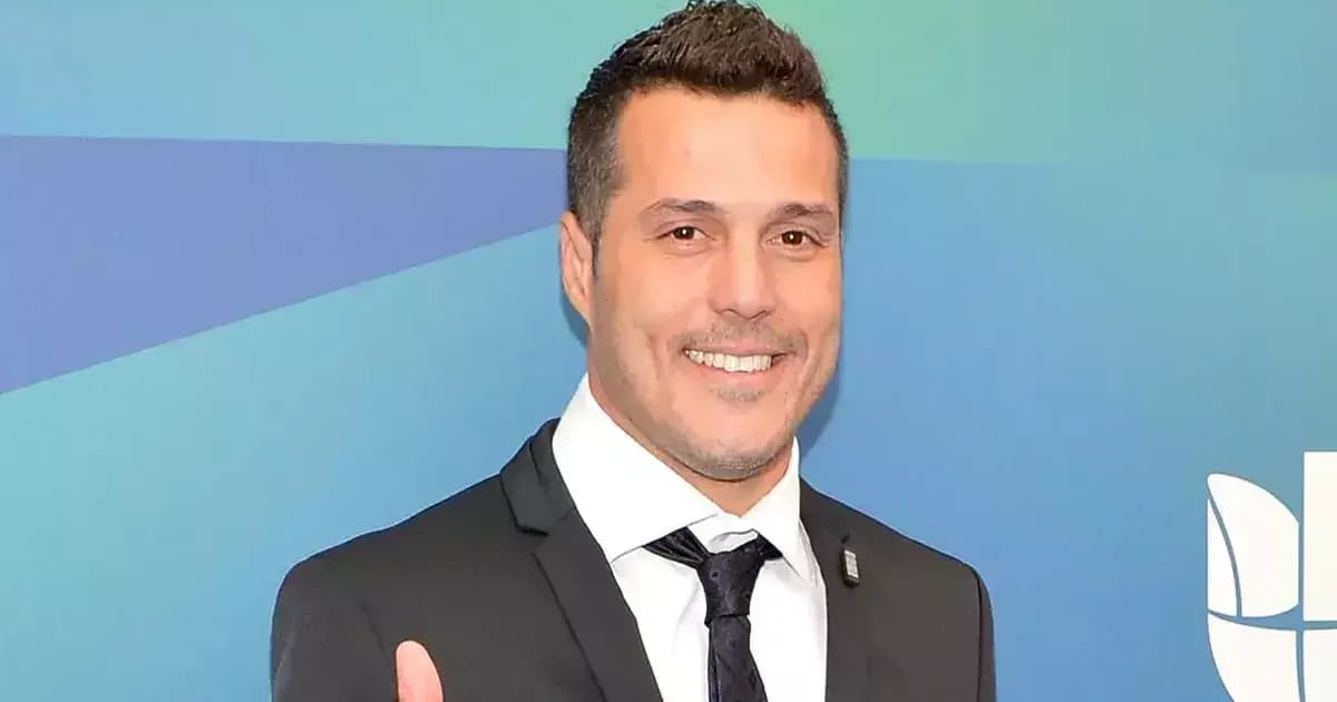 Ilustração editorial: ex-goleiro fala ao celular para diretor no estádio ao entardecer, treinador ao fundo; clima de urgência na contratação.