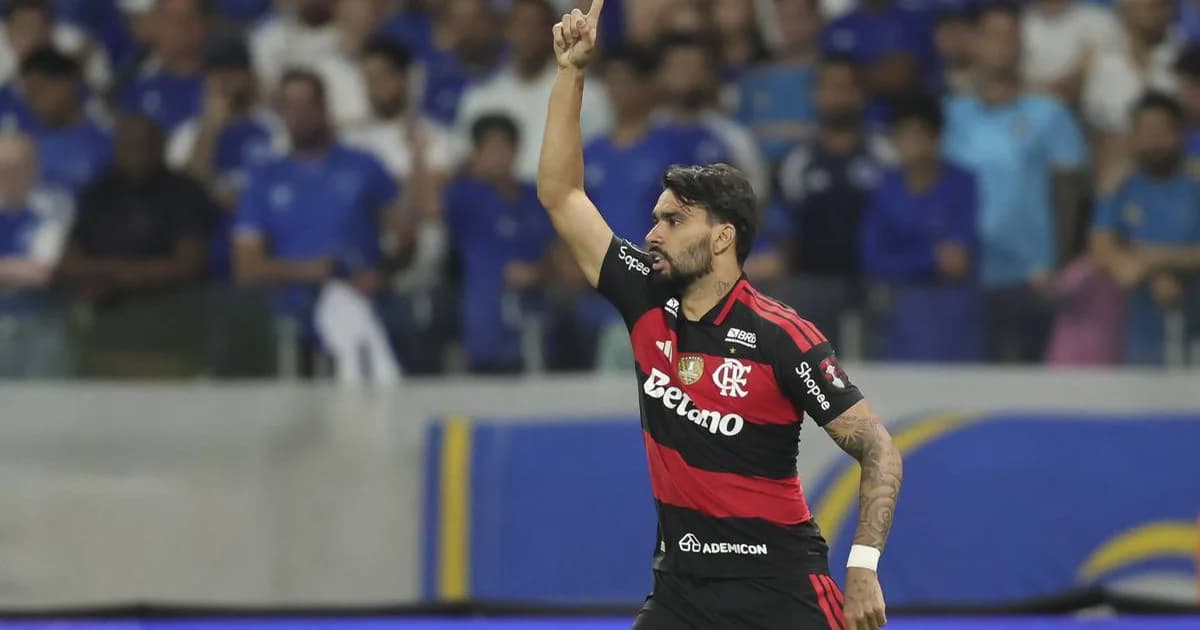 Meia em recuperação entrando em campo na Libertadores, estádio lotado, torcida vibrando e busca pela titularidade.