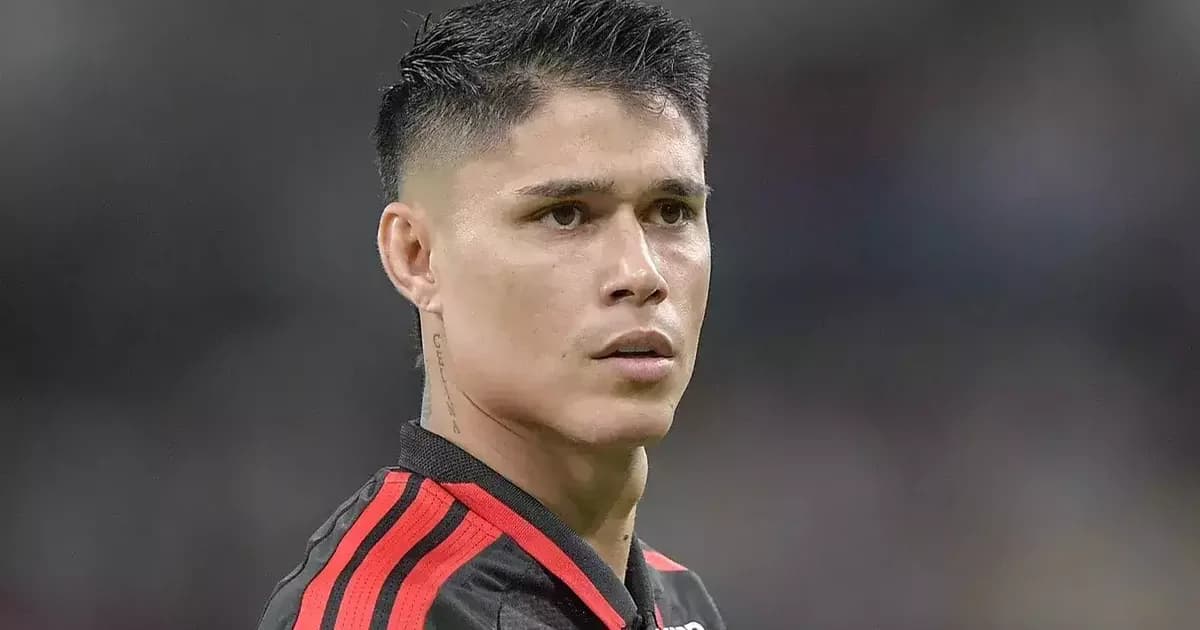 Atacante em live respondendo torcedor, monitor de jogo em destaque e estádio vazio ao fundo. Luiz Araújo, Flamengo