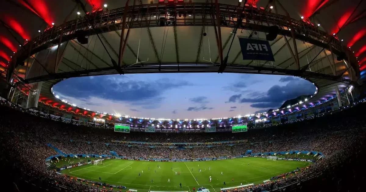 Ilustração editorial do Maracanã com arquibancadas danificadas, trabalhadores em reparos, equipamentos e fita de isolamento