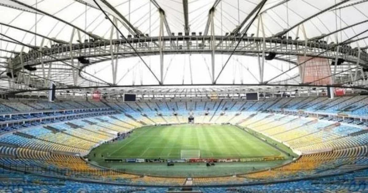 Maracanã visto de cima, estádio superlotado, torcida aglomerada, fita de contenção e investigadores em coletes observando possível superlotação.