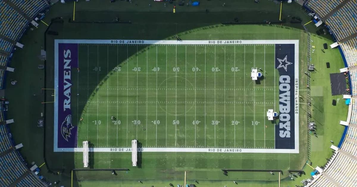 Ilustração do Maracanã vazio com gramado desgastado, equipe técnica com prancheta e barreiras indicando recusa de jogo