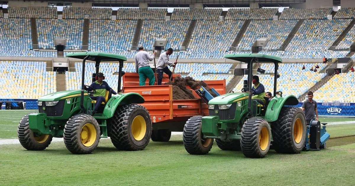 Equipe no Maracanã trocando o gramado: rolos de Bermuda Celebration, maquinário e campo em manutenção.