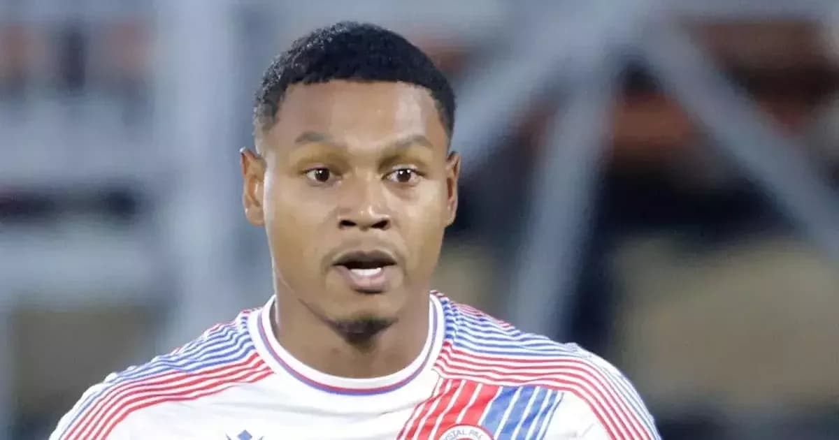 Matheus França emprestado ao Alverca: ilustração de atacante em estádio português ao entardecer, expectativa da torcida