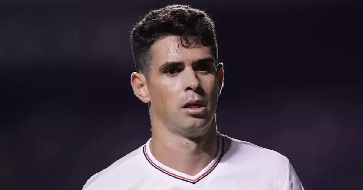 Ilustração editorial: meia brasileiro em silhueta entre estádio com tons vermelho e preto e porto chinês, barreira simbólica da transferência bloqueada.