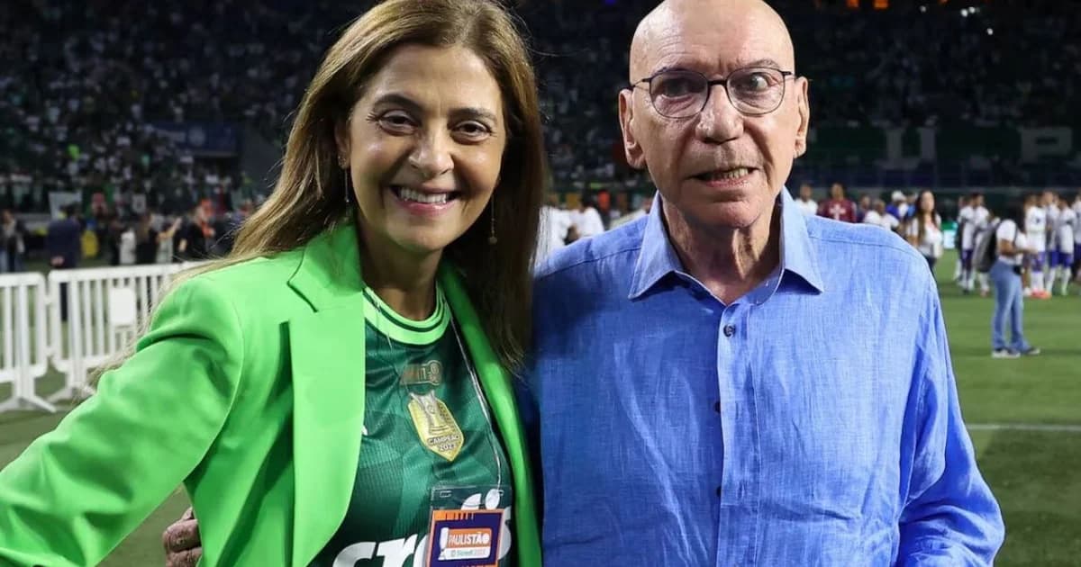 Ilustração editorial: estádio à noite com placar 2-0 e diretoria em crise, cores verde e branca, torcida tensa