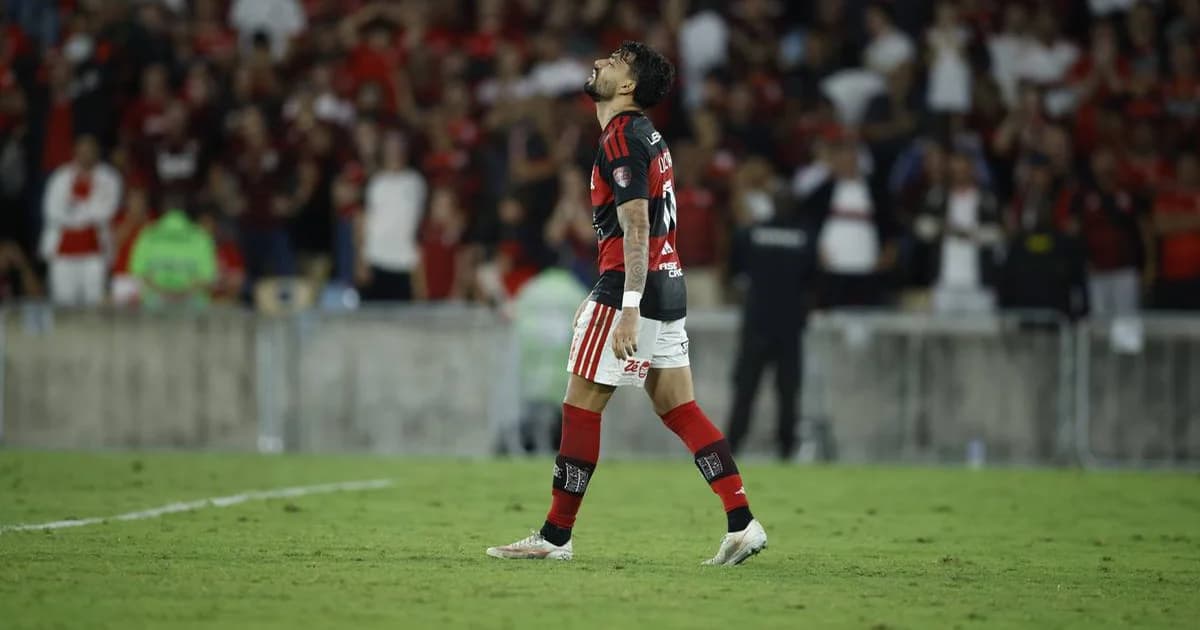 Cobrança de pênalti perdida na Libertadores: jogador cabisbaixo em campo e torcida rubro-negra em choque pela eliminação.