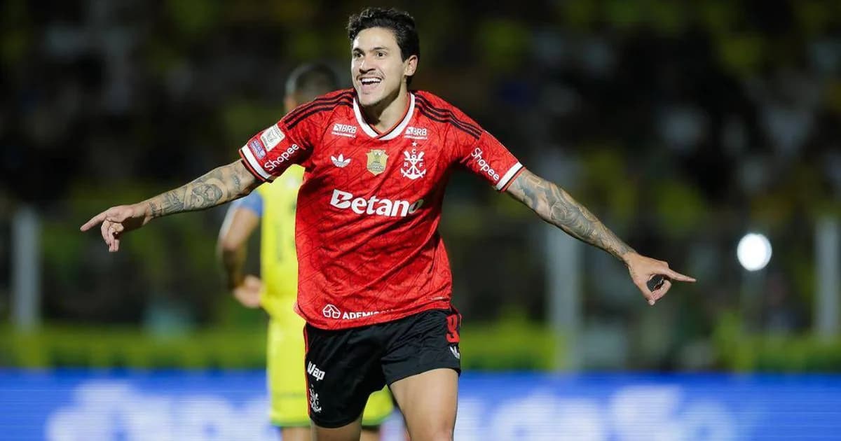Atacante brasileiro anônimo em estádio com contrato e notas douradas, simbolizando proposta salarial e decisão contratual.
