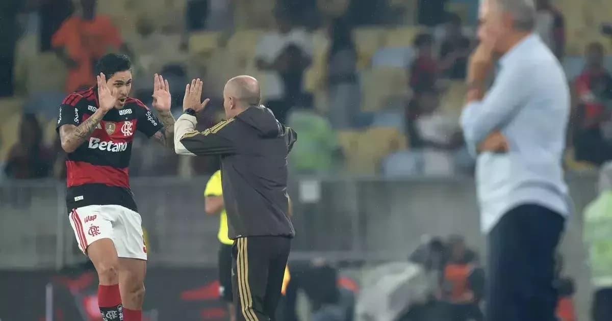 Atacante cabisbaixo no gramado, torcedores vaiando no Maracanã, pressão e falhas em jogo do Flamengo.