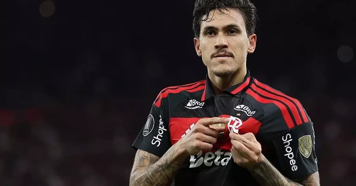 Pedro lidera artilharia do Flamengo: atacante anônimo celebra gol em estádio lotado com torcida em vermelho e preto