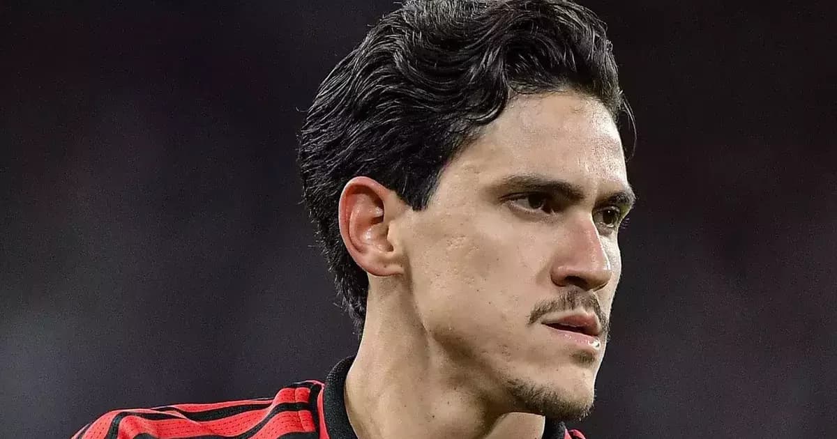 Atacante genérico em estádio com contrato brilhante e gráficos ascendentes simbolizando oferta salarial e possível transferência.