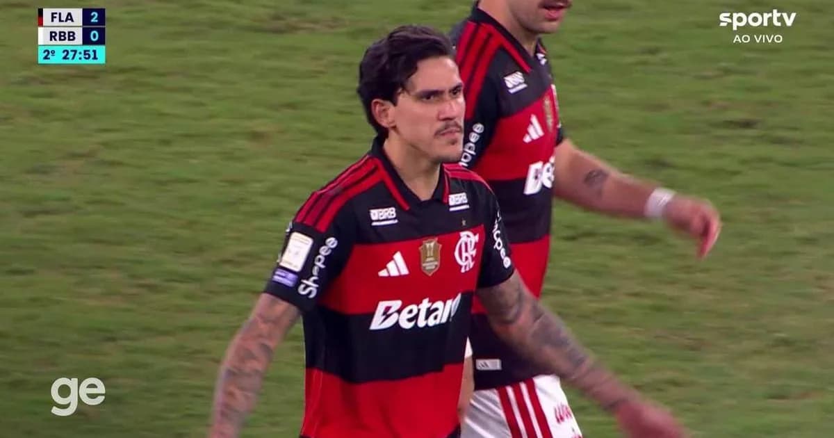 Atacante substituído sai após gol e se volta para o treinador em gesto de questionamento; tensão e torcida no estádio do Campeonato Brasileiro.