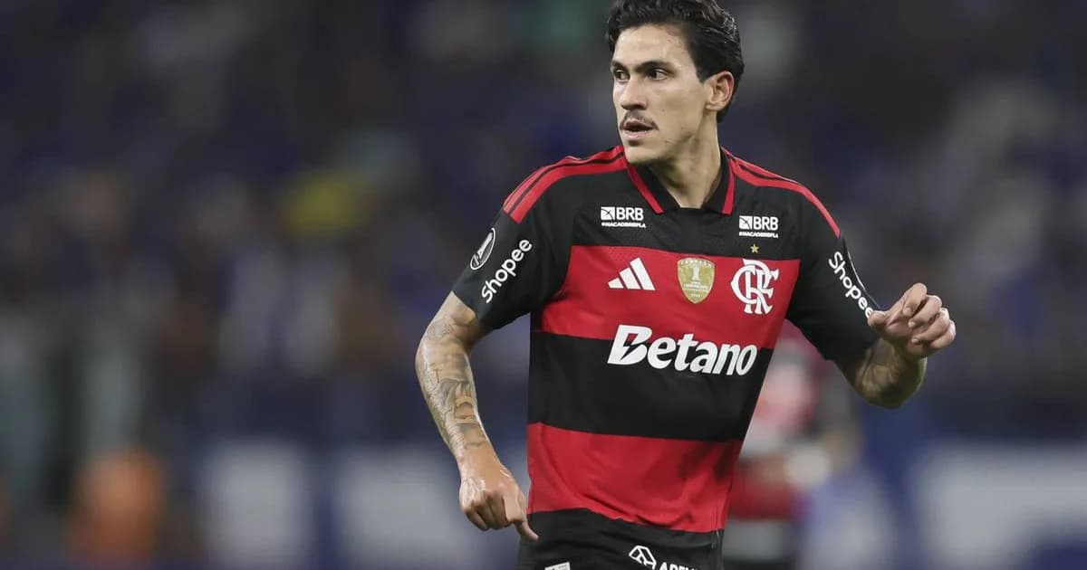 Atacante em retorno ao estádio do Flamengo sob clima tenso, torcidas silhuetadas, papel de contrato flutuando e luzes do estádio.