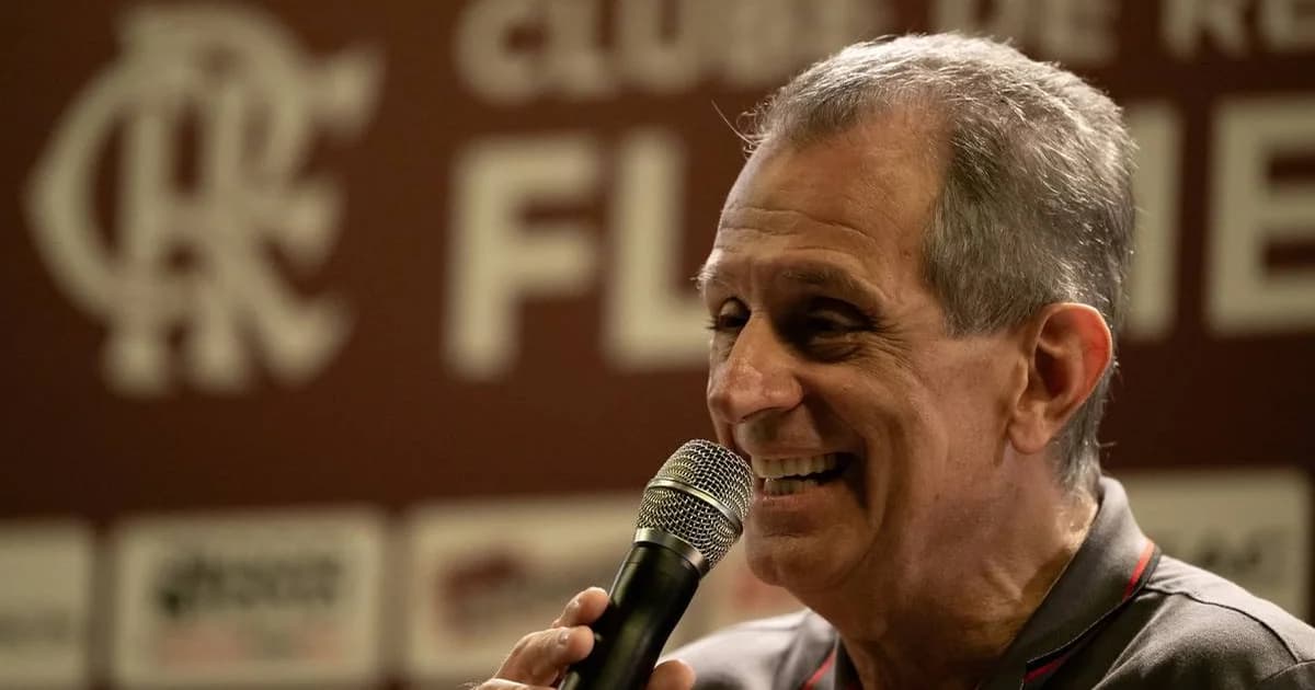 Votação do Conselho Deliberativo sobre reforma do estatuto: sala com mesa, documentos, urna e estádio ao fundo, cores vermelho e preto.