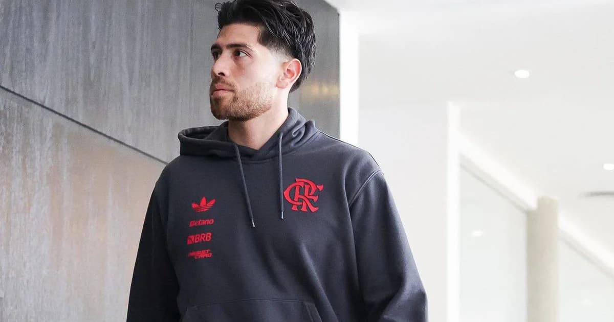 Goleiro de vermelho e preto no Mineirão após falha, torcida ao fundo, placar 2 a 1 e clima de críticas.