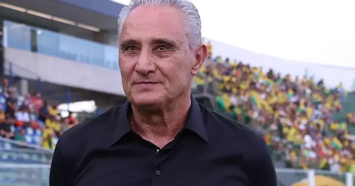Técnico de costas em estádio com tons vermelho e preto, clima de frustração, lesões e legado