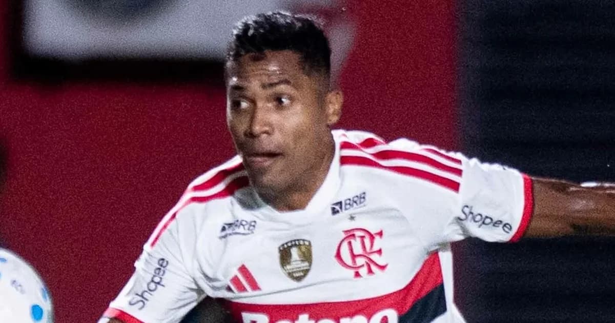 Lateral-esquerdo em estádio sob holofote, torcida dividida entre apoio e críticas; pressão, Copa do Mundo e futuro incerto.