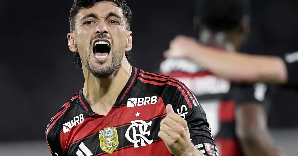 Meio-campista marca o 100º gol de pênalti no Maracanã; torcida em êxtase na semifinal estadual, confetes e placar celebrando.