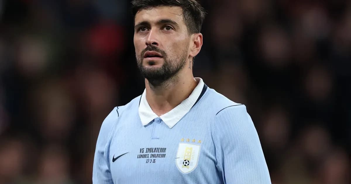 Jogador uruguaio com imobilizador no ombro direito chegando ao estádio para treino, retorno após fratura na clavícula.