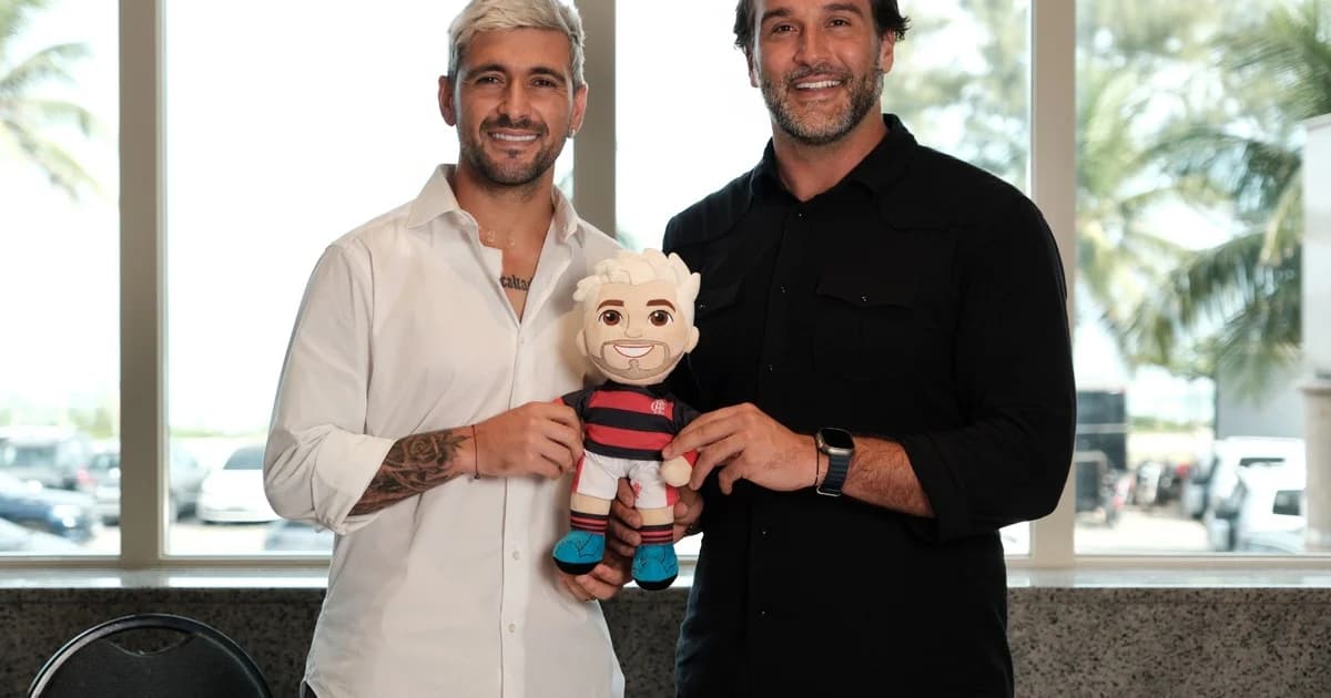 Mascote Arrasquinha em estádio com produtos licenciados, telas de animação educativa e torcida comemorando