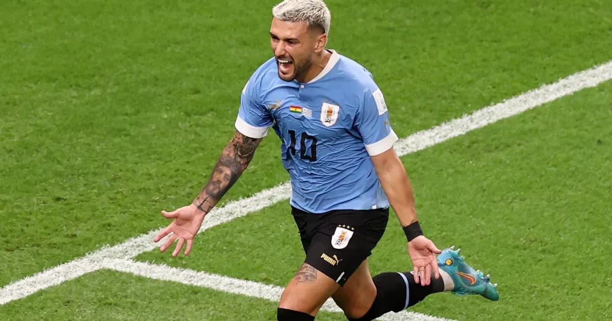 Jogador com suporte na clavícula caminhando no túnel do estádio rumo à seleção, simbolizando liberação e recuperação.
