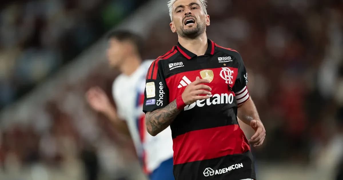 Arrascaeta com panturrilha lesionada no gramado, equipe médica e prancheta com data 03/06/2026, risco de corte Copa 2026
