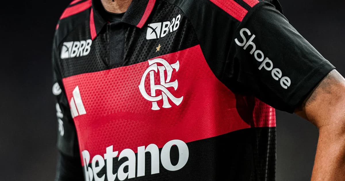 Estádio com torcida em vermelho e preto, cofre liberando repasses e balança da justiça — decisão sobre patrocínio BRB ao Flamengo.