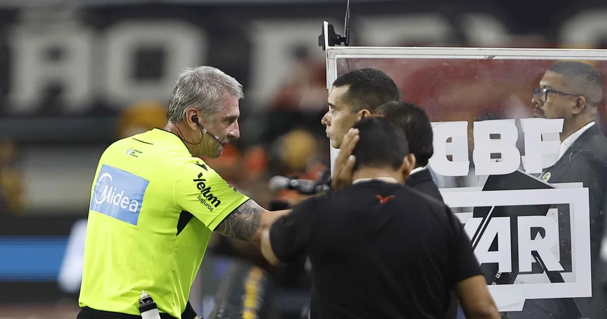 Ilustração de estádio acelerado com jogadores em movimento, linhas que simbolizam mais tempo de bola rolando e um cronômetro representando fim da cera.