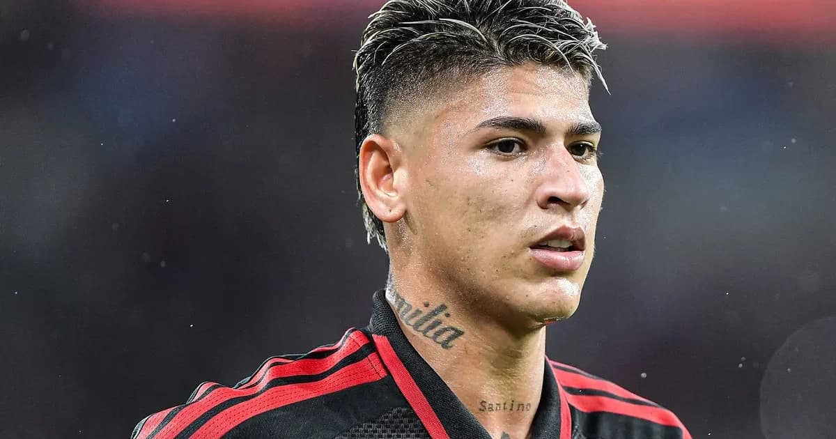 Carrascal convocado para a Copa 2026 em ilustração: jogador sem rosto, estádio noturno, expulsão e tensão entre cores nacionais.