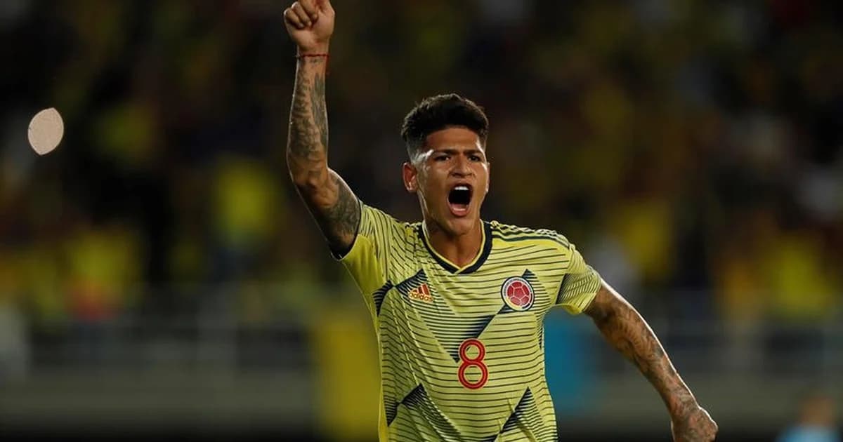 Ilustração de meio-campista colombiano efetuando passe decisivo no Estádio El Campín, torcida vibrando, placar 3 a 1
