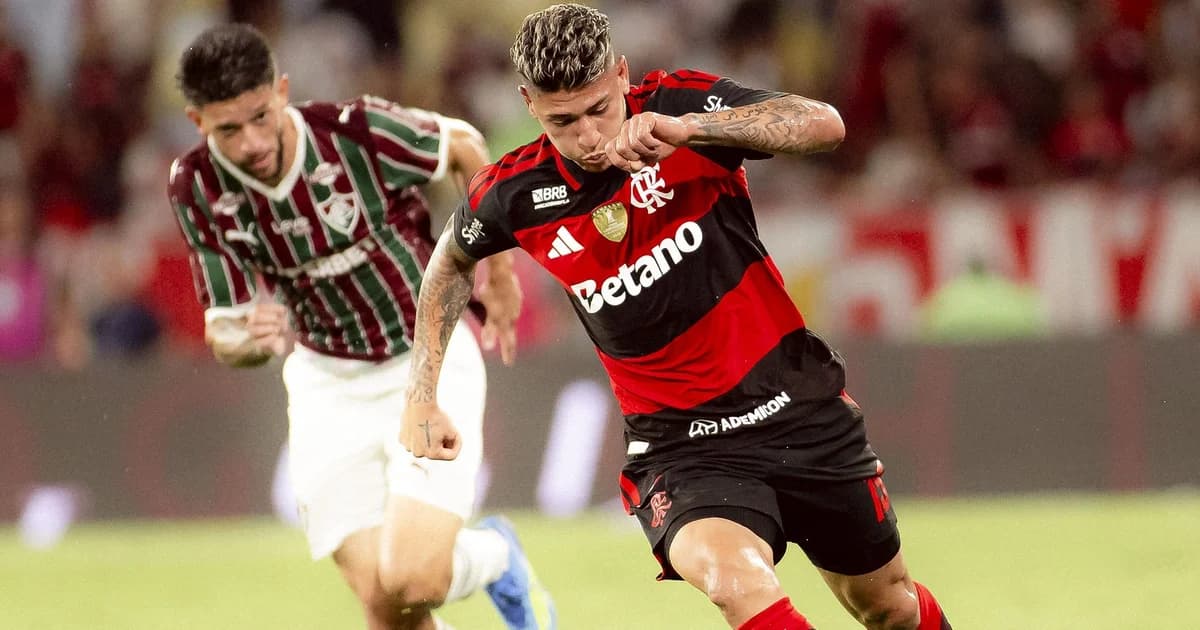 Meio-campista do Flamengo saindo de campo após cartão vermelho; torcida apreensiva, placa 'suspensão 4 jogos' e calendário rasgado