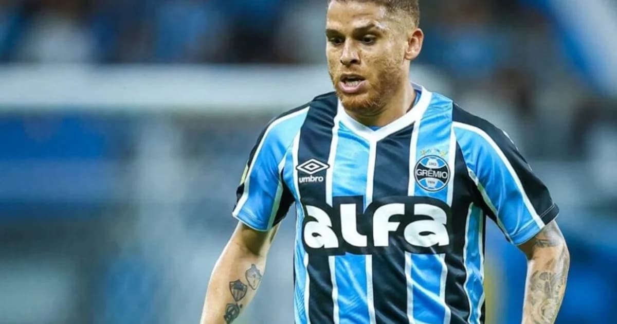 Meio-campista isolado no gramado com contrato e contas, diretores em silhueta e estádio vazio, tensão e dívida contratual.
