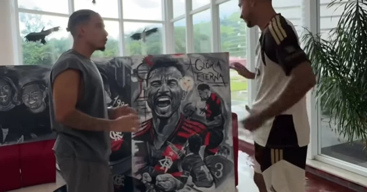 Quadro entregue a zagueiro retrata cabeceio decisivo na final, pintura emoldurada com torcida e confete ao fundo.