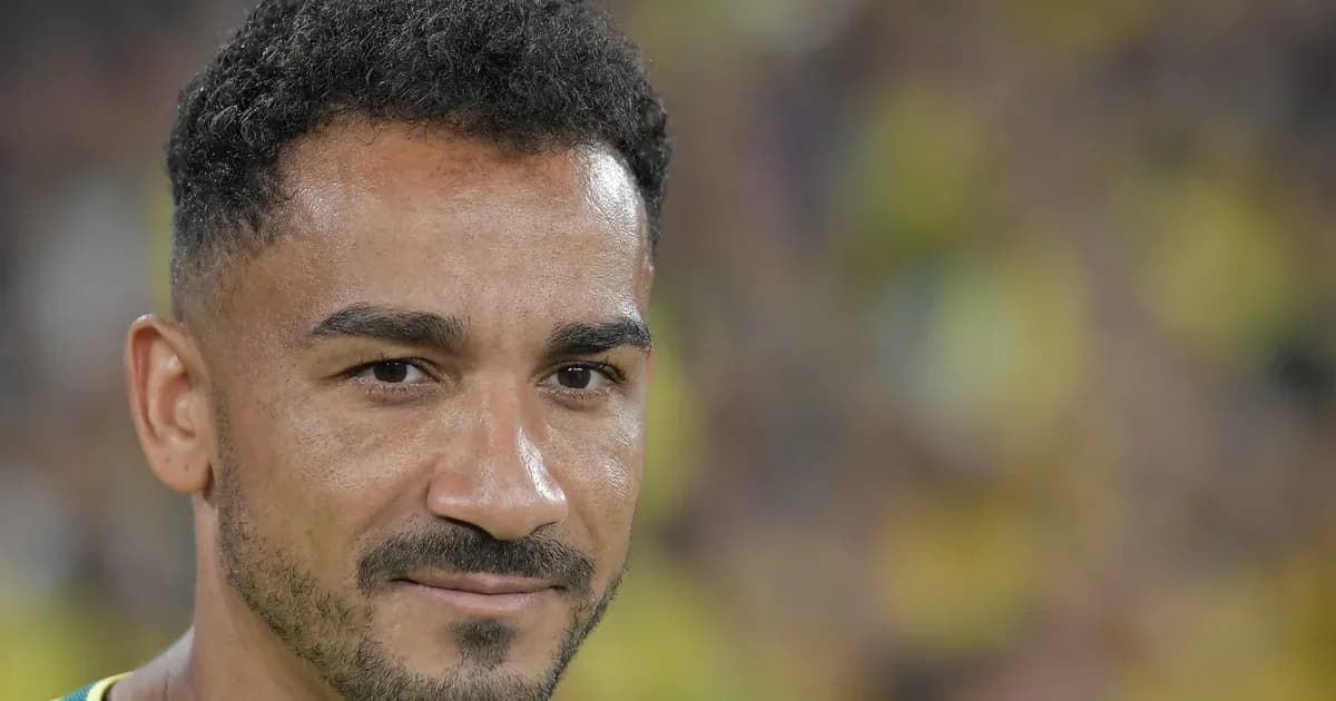 Ilustração editorial: Danilo em possível titularidade, meio-campista da Seleção controlando a bola na Filadélfia, torcida e atmosfera de jogo.