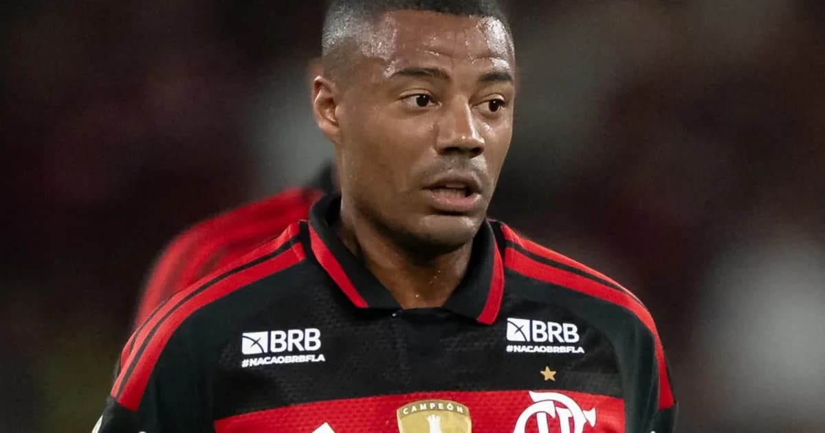 Meio-campista em treino e avaliação médica, dirigentes trocando contrato no estádio — negociação e dúvida sobre condição física.