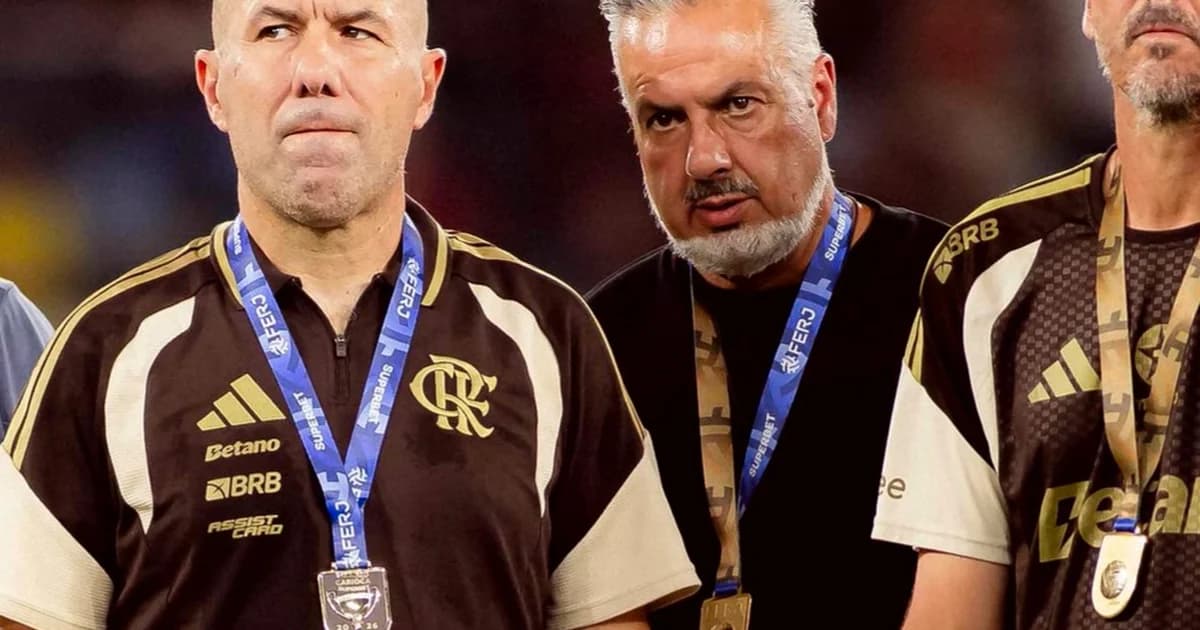 Ilustração editorial: dirigente anônimo sai da área VIP do estádio, contrato rasgado, torcida em vermelho e preto ao fundo — demissão José Boto Flamengo.