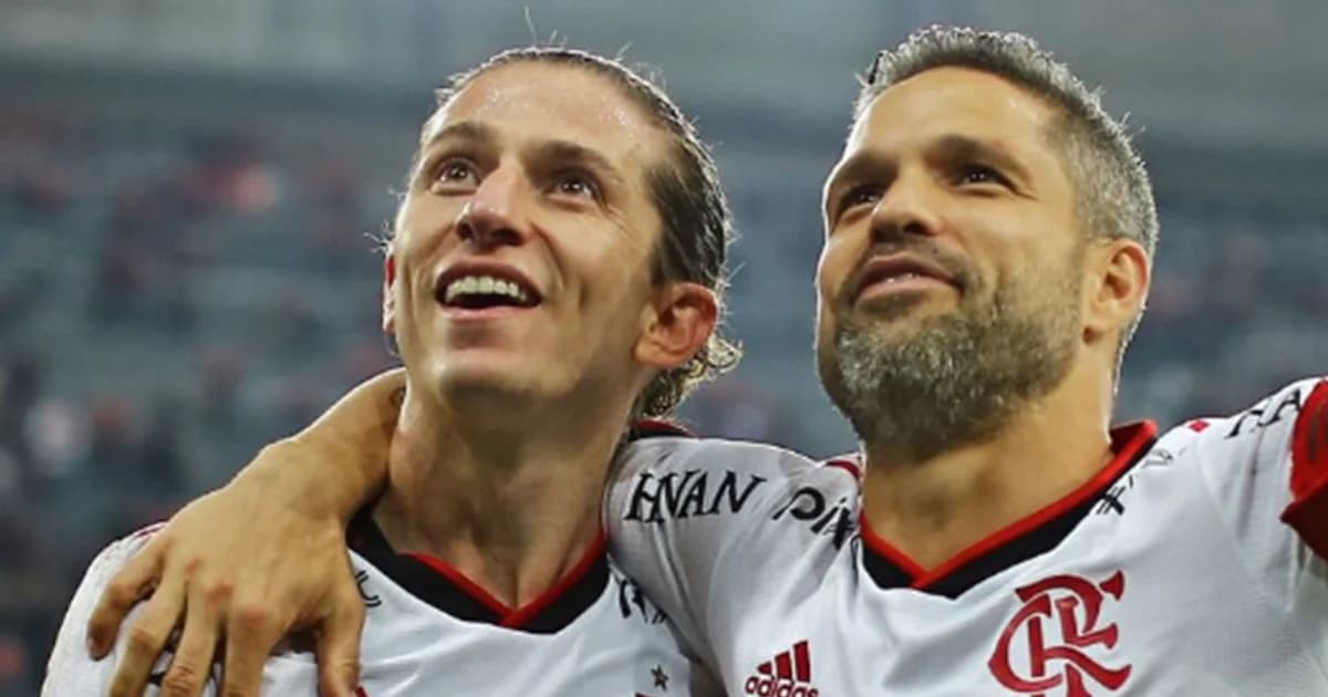 Ex-jogador sem rosto gravando desabafo no estádio; treinador sai pelo túnel, imprensa registra demissão; clima tenso e crítico no clube.