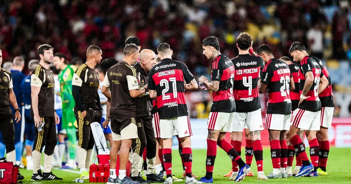 Estádio lotado em tons rubro-negros, jogador celebrando e o número 25 em destaque, simbolizando 25 jogos invictos como mandante.