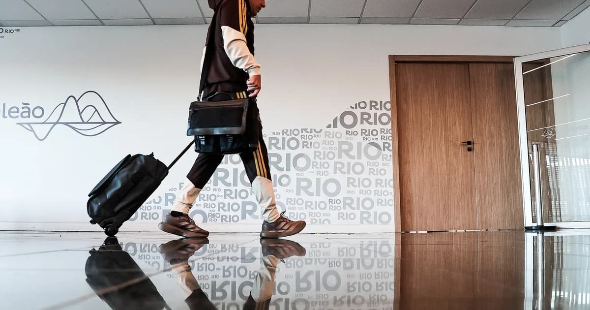 Delegação de futebol embarcando em avião charter, mapa com trajetos entre quatro estádios, destacando logística de viagens e concentração