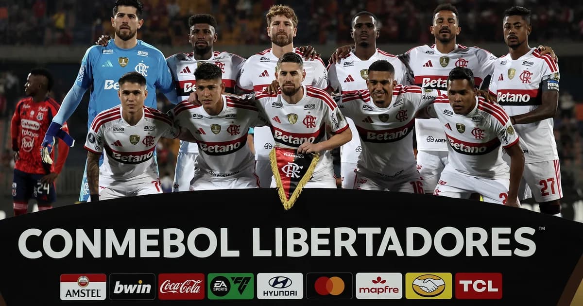 Placar com 'W.O.' no estádio, silhuetas em vermelho e preto comemoram possível classificação do Flamengo na Libertadores.