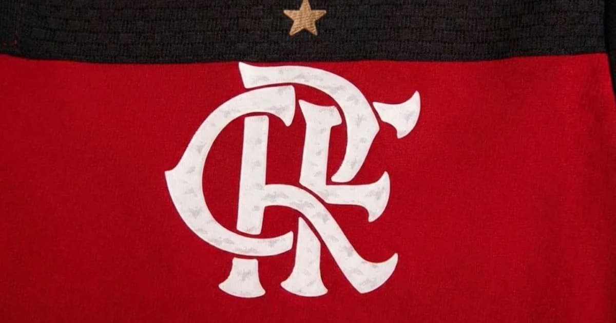 Caneca de café fumegante com tema rubro-negro em destaque; torcida e estádio ao fundo, clima de parceria comercial.