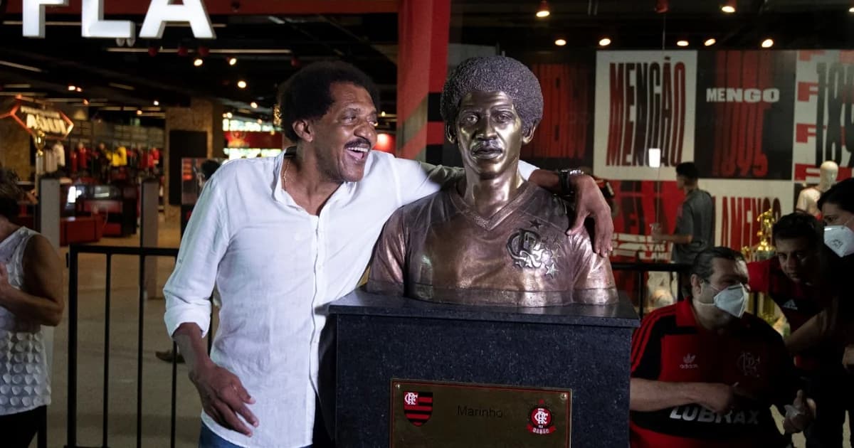 Dois bustos de bronze na Gávea em homenagem, torcida com bandeiras vermelho e preto celebra o 131º aniversário do clube