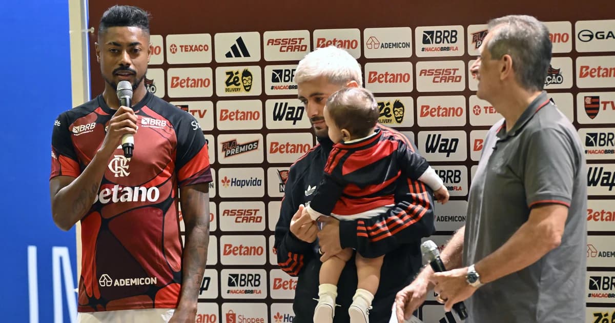 Bustos de bronze sendo inaugurados no Maracanã, torcida ao fundo e cenário de homenagem no futebol.